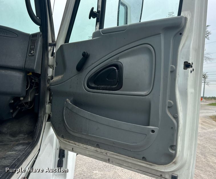 image for item DO7461 2007 International  8600 semi truck