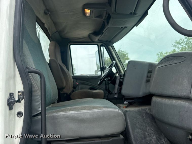 image for item DO7461 2007 International  8600 semi truck