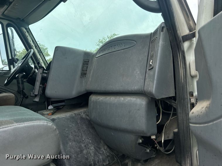 image for item DO7461 2007 International  8600 semi truck