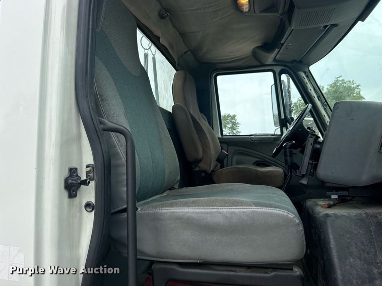 image for item DO7461 2007 International  8600 semi truck