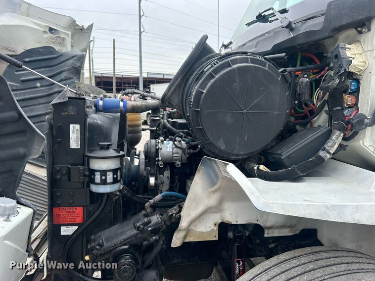 image for item DO7461 2007 International  8600 semi truck