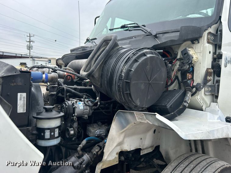 image for item DO7461 2007 International  8600 semi truck