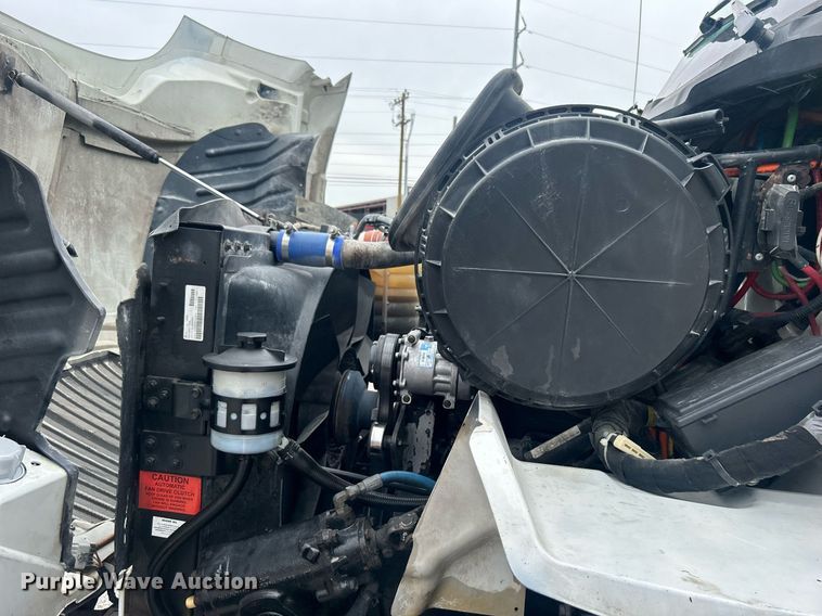 image for item DO7461 2007 International  8600 semi truck