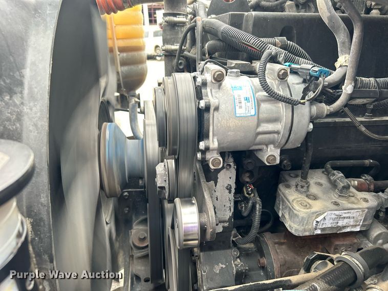 image for item DO7461 2007 International  8600 semi truck