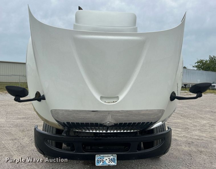 image for item DO7461 2007 International  8600 semi truck