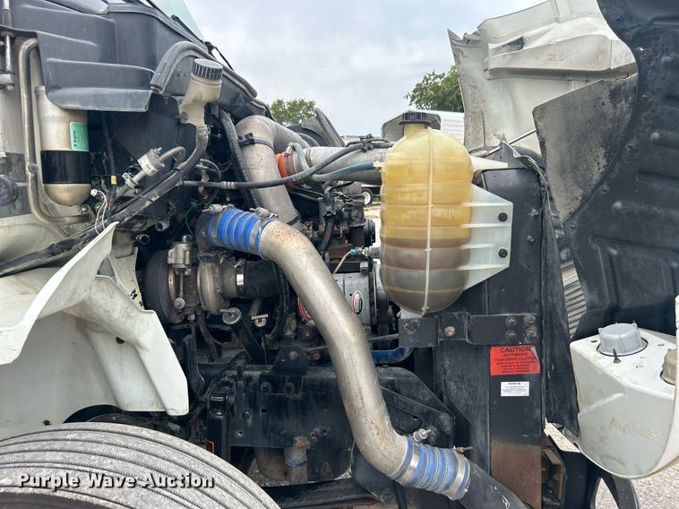 image for item DO7461 2007 International  8600 semi truck