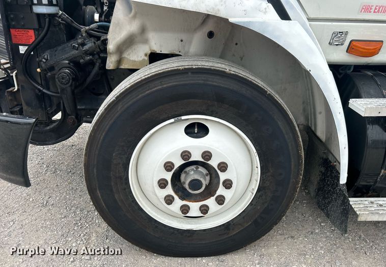 image for item DO7461 2007 International  8600 semi truck