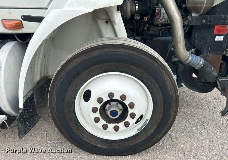 image for item DO7461 2007 International  8600 semi truck