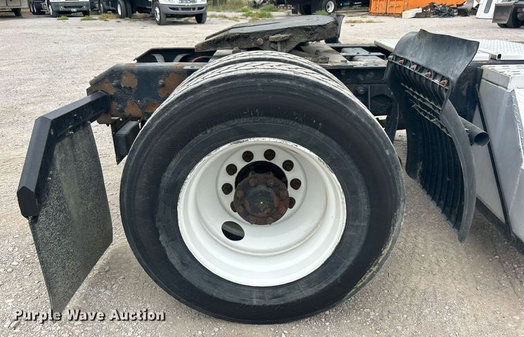 image for item DO7461 2007 International  8600 semi truck