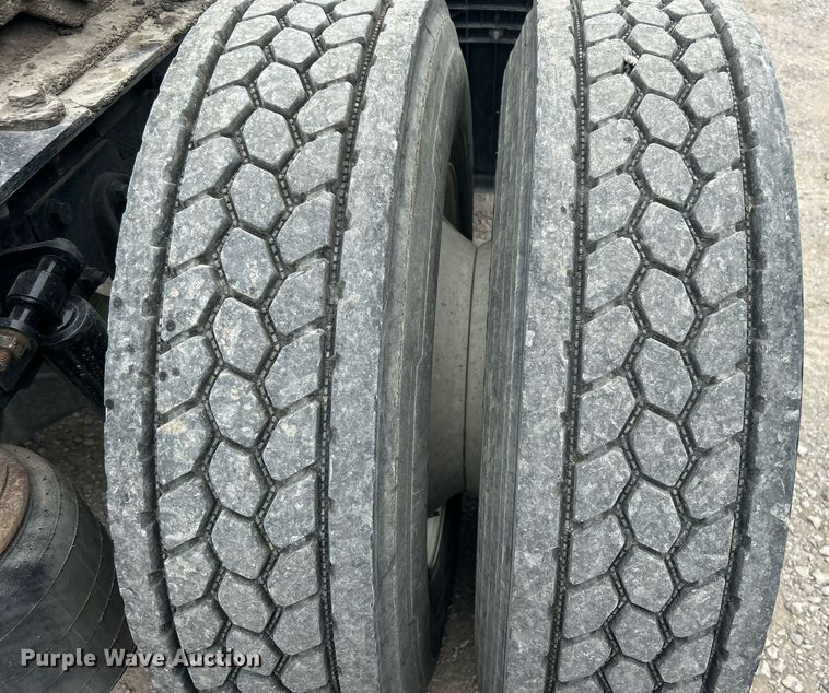 image for item DO7461 2007 International  8600 semi truck