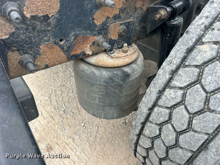 image for item DO7461 2007 International  8600 semi truck