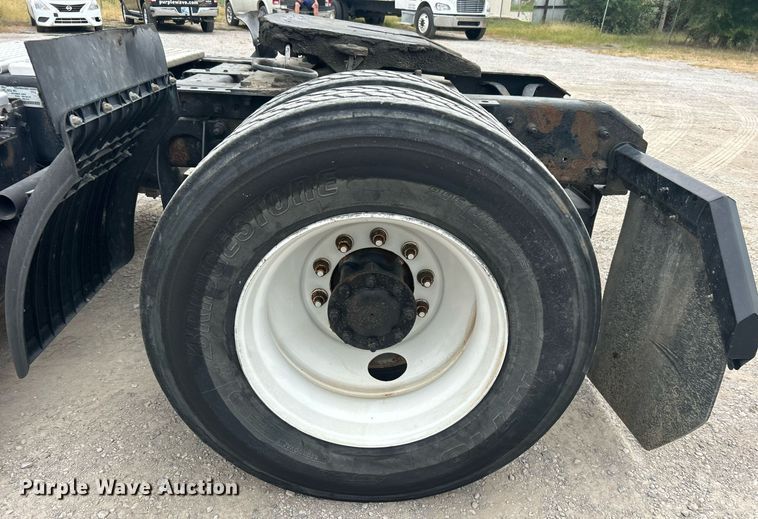 image for item DO7461 2007 International  8600 semi truck