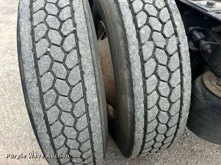 image for item DO7461 2007 International  8600 semi truck