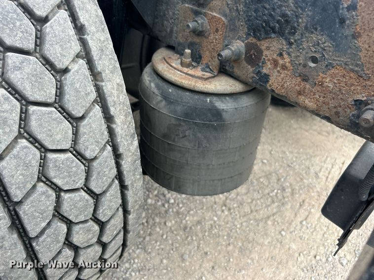 image for item DO7461 2007 International  8600 semi truck