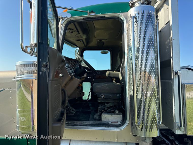 image for item DP6681 2007 Peterbilt 379 semi truck