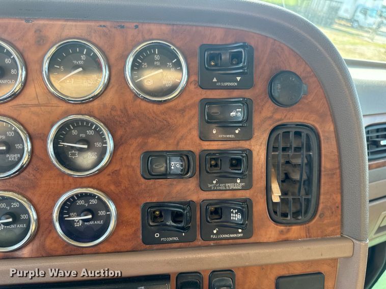 image for item DP6681 2007 Peterbilt 379 semi truck