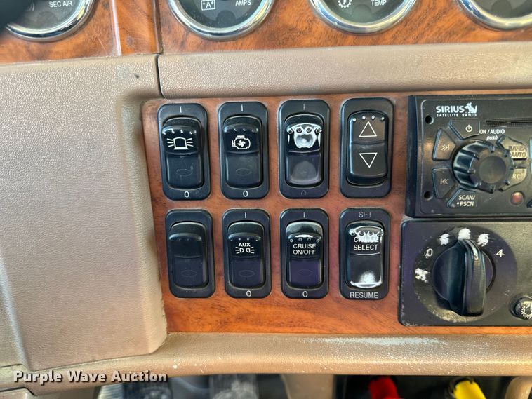 image for item DP6681 2007 Peterbilt 379 semi truck