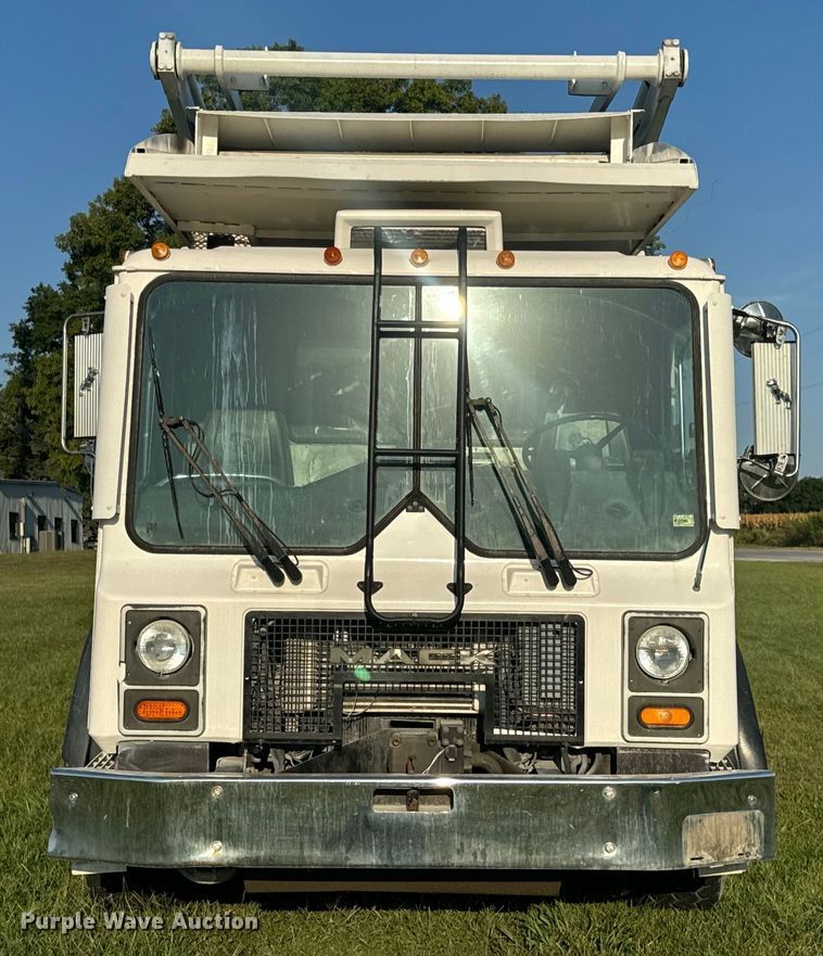 image for item DP6687 2004 Mack MR688S refuse truck