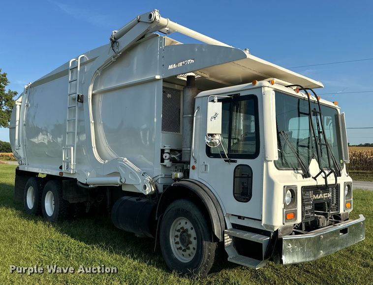 image for item DP6687 2004 Mack MR688S refuse truck