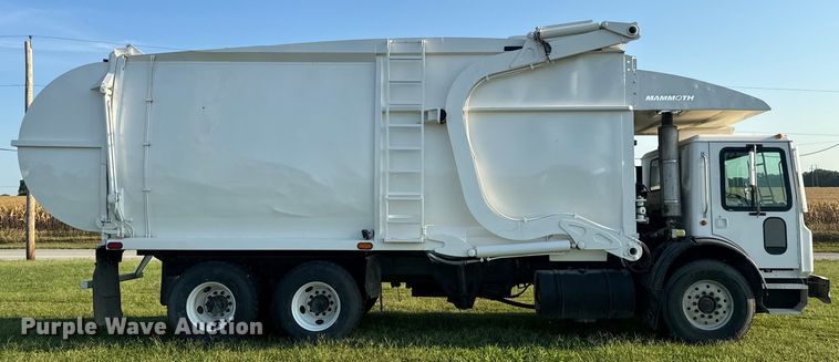 image for item DP6687 2004 Mack MR688S refuse truck