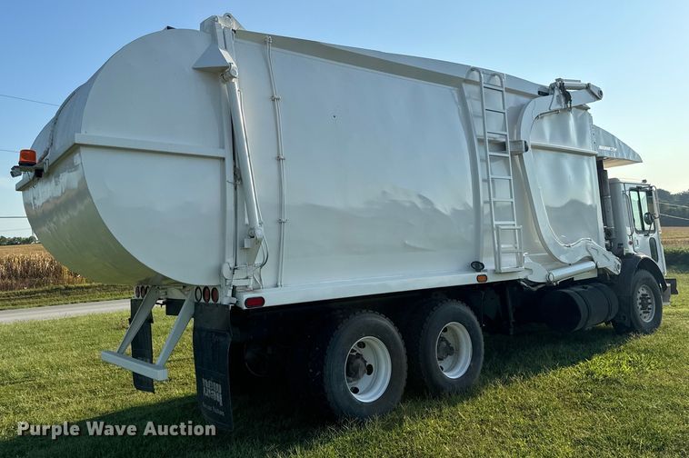 image for item DP6687 2004 Mack MR688S refuse truck