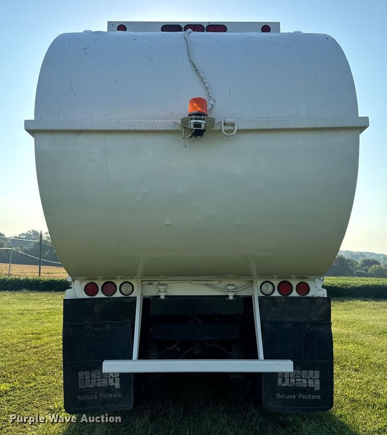 image for item DP6687 2004 Mack MR688S refuse truck