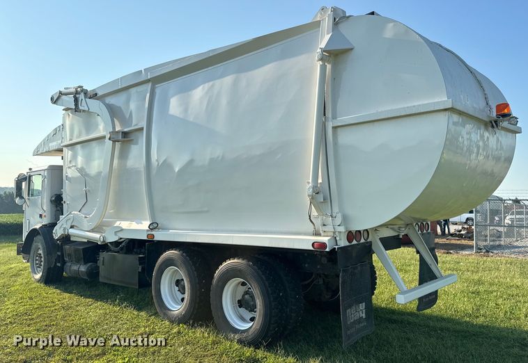 image for item DP6687 2004 Mack MR688S refuse truck