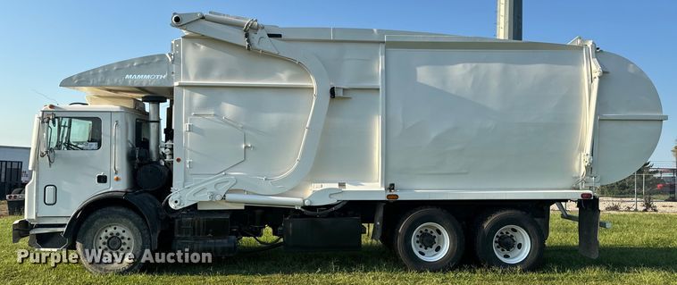 image for item DP6687 2004 Mack MR688S refuse truck
