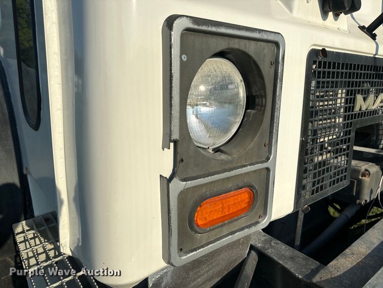 image for item DP6687 2004 Mack MR688S refuse truck