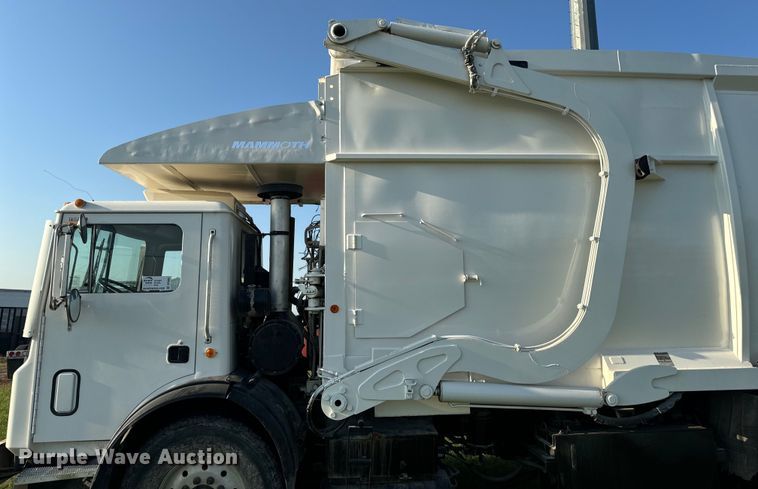 image for item DP6687 2004 Mack MR688S refuse truck