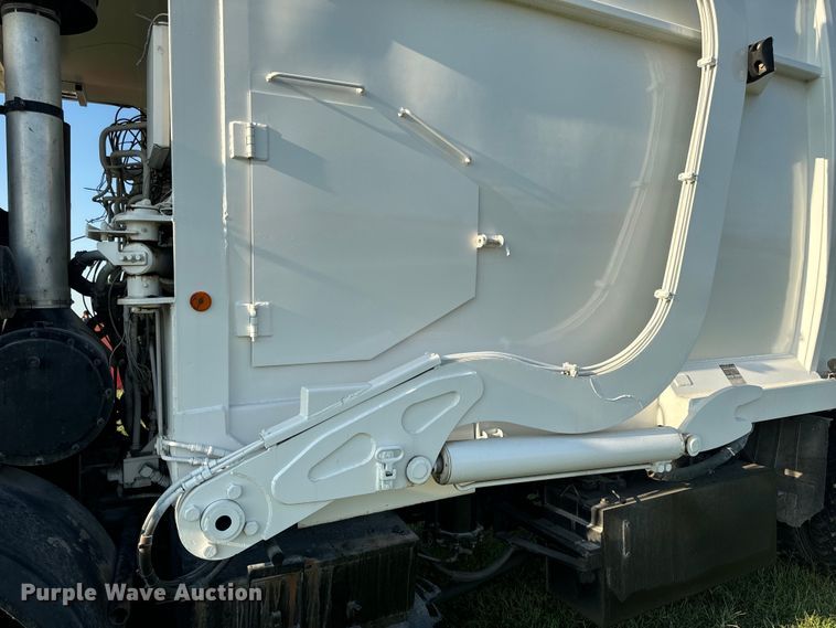 image for item DP6687 2004 Mack MR688S refuse truck