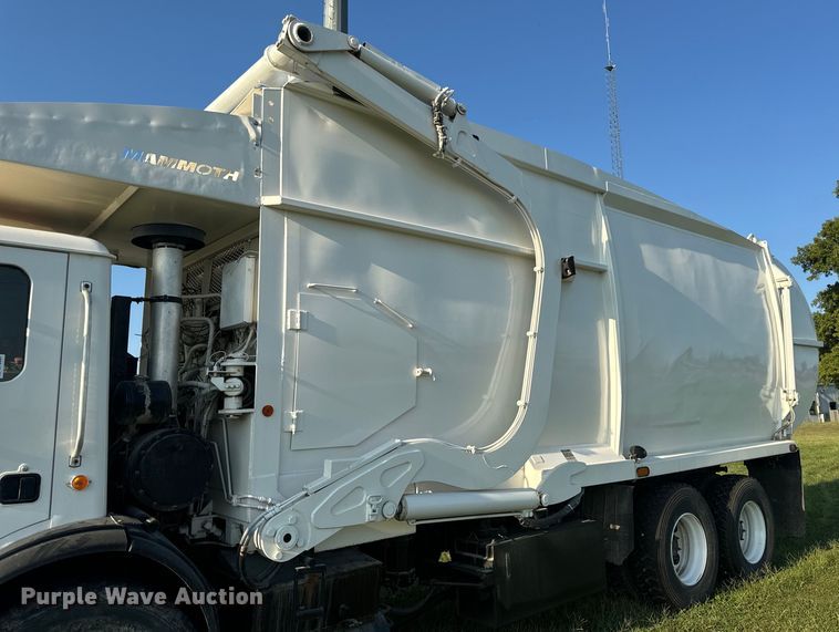 image for item DP6687 2004 Mack MR688S refuse truck