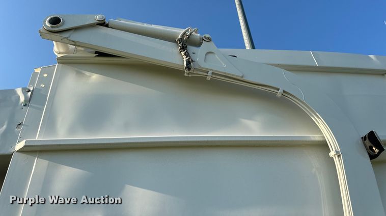 image for item DP6687 2004 Mack MR688S refuse truck