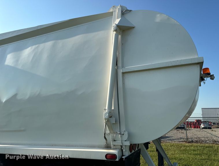 image for item DP6687 2004 Mack MR688S refuse truck