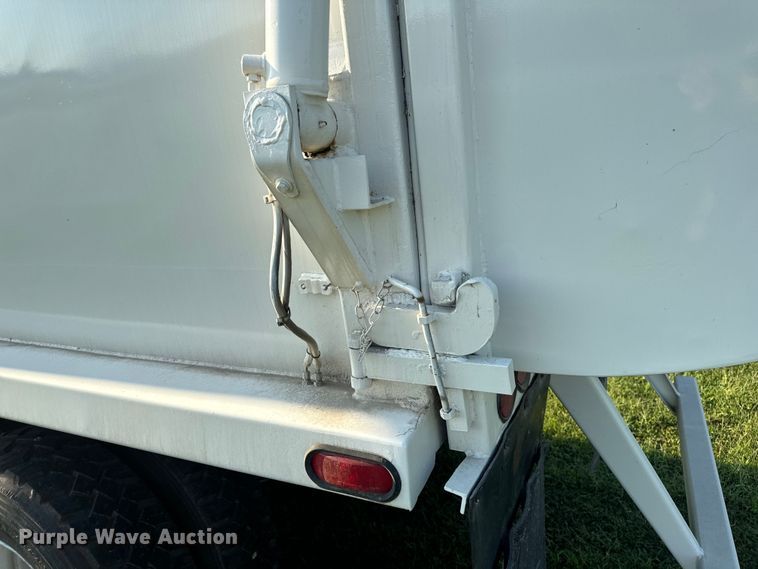 image for item DP6687 2004 Mack MR688S refuse truck