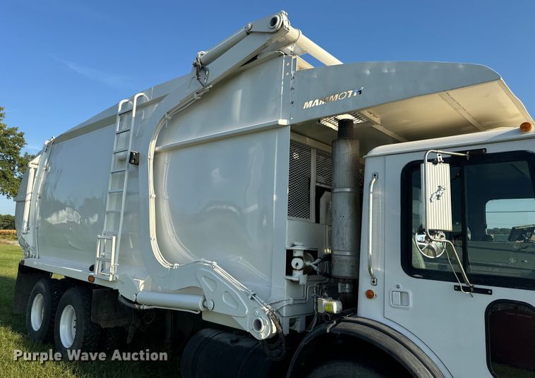 image for item DP6687 2004 Mack MR688S refuse truck