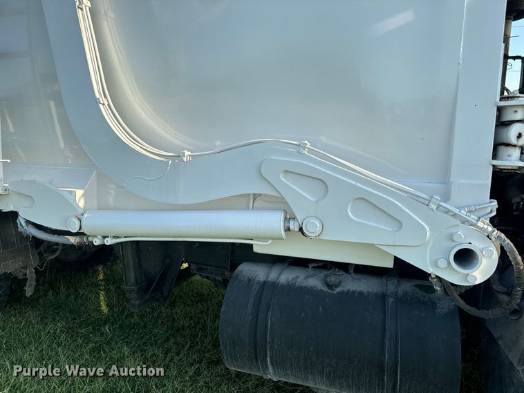 image for item DP6687 2004 Mack MR688S refuse truck