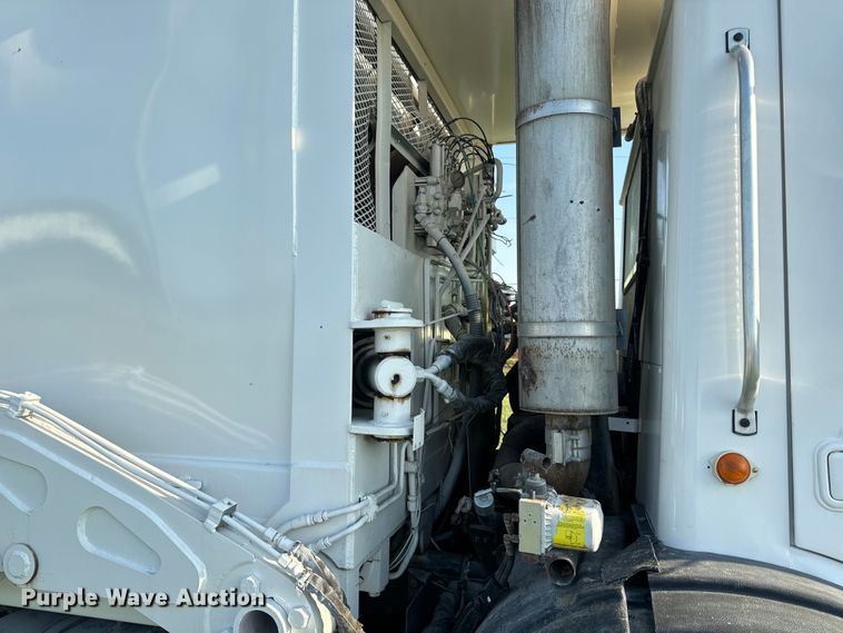 image for item DP6687 2004 Mack MR688S refuse truck