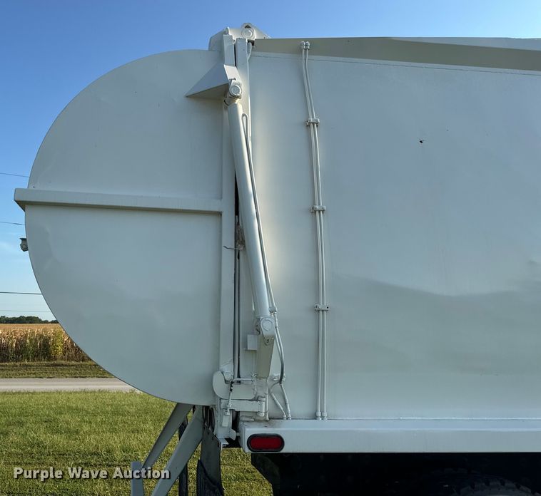 image for item DP6687 2004 Mack MR688S refuse truck