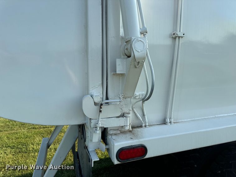 image for item DP6687 2004 Mack MR688S refuse truck