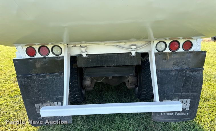 image for item DP6687 2004 Mack MR688S refuse truck