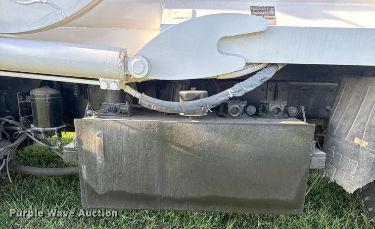 image for item DP6687 2004 Mack MR688S refuse truck