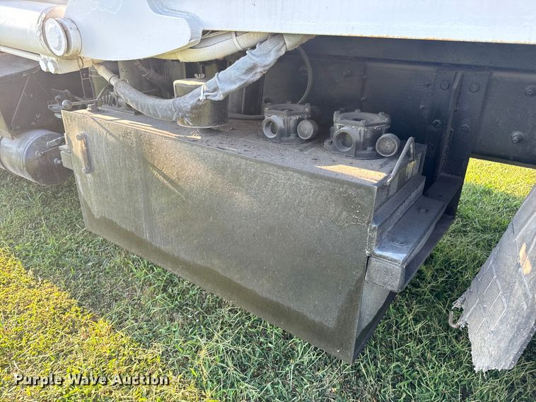 image for item DP6687 2004 Mack MR688S refuse truck