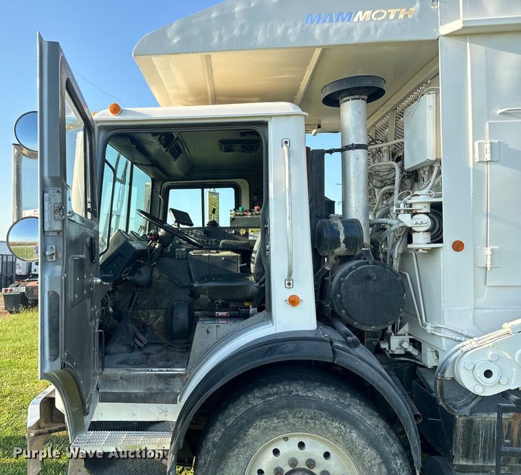 image for item DP6687 2004 Mack MR688S refuse truck