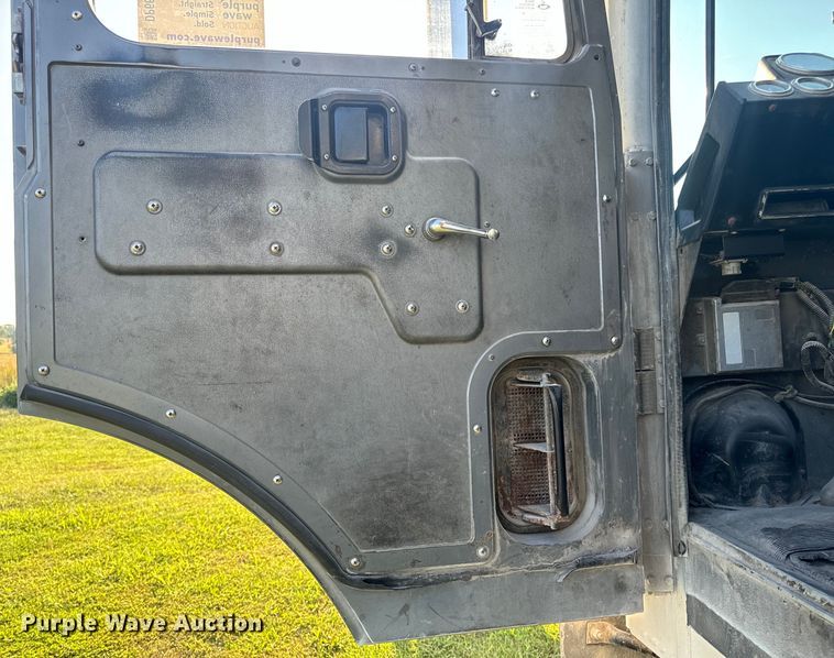 image for item DP6687 2004 Mack MR688S refuse truck