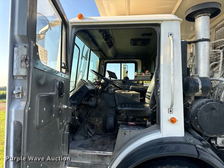 image for item DP6687 2004 Mack MR688S refuse truck