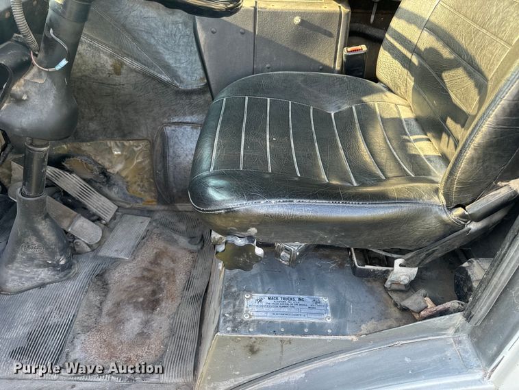 image for item DP6687 2004 Mack MR688S refuse truck