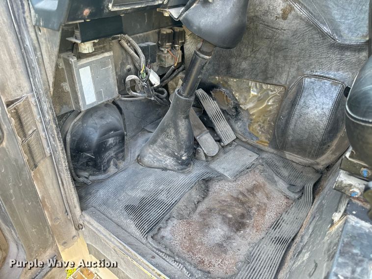 image for item DP6687 2004 Mack MR688S refuse truck