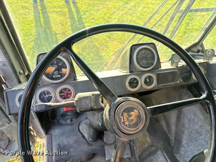 image for item DP6687 2004 Mack MR688S refuse truck