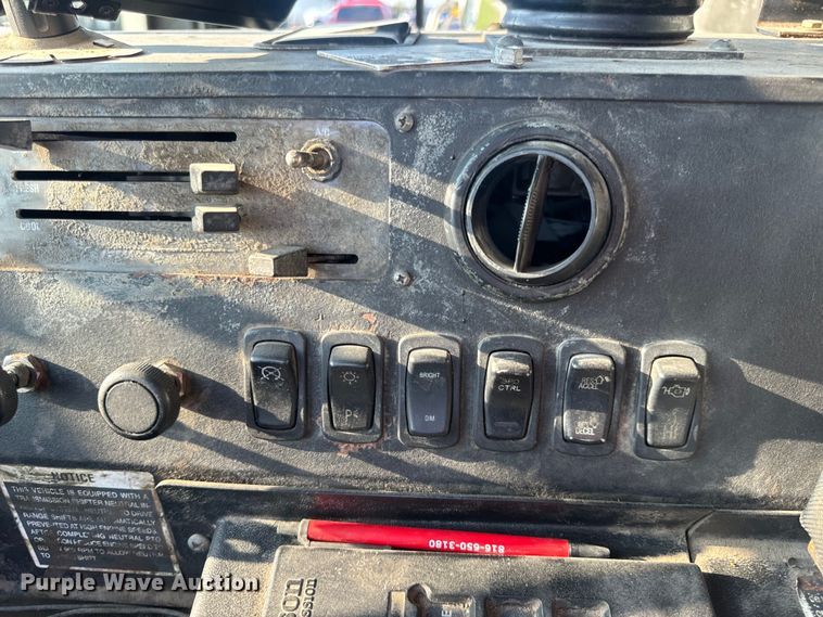 image for item DP6687 2004 Mack MR688S refuse truck